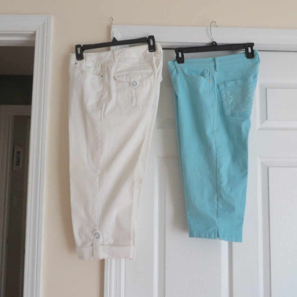 2 Pair of Capris - Chico's White Size 1 & Gloria Vanderbilt Aqua Size 8